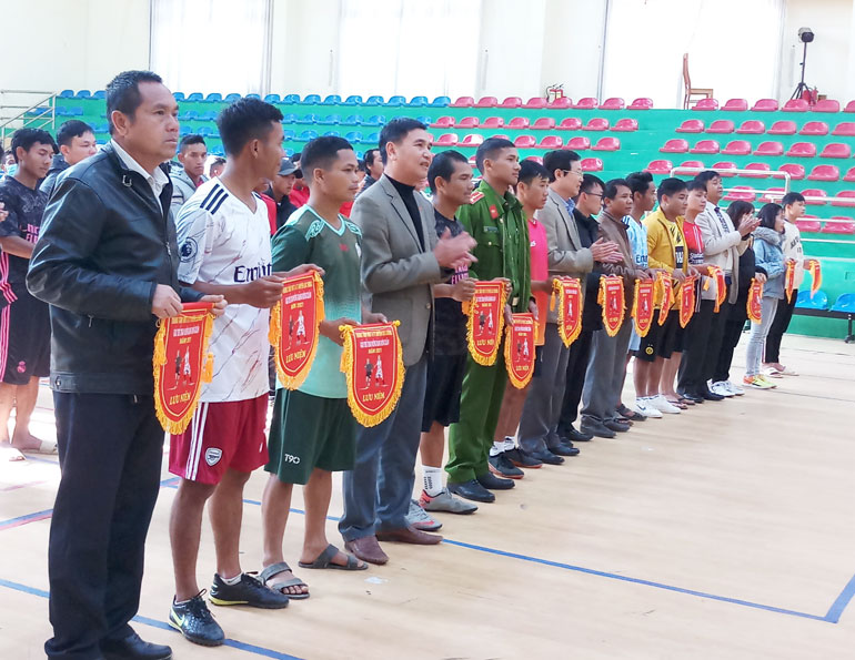 Lãnh đạo huyện Lạc Dương tặng cờ lưu niệm cho các đội tham gia giải