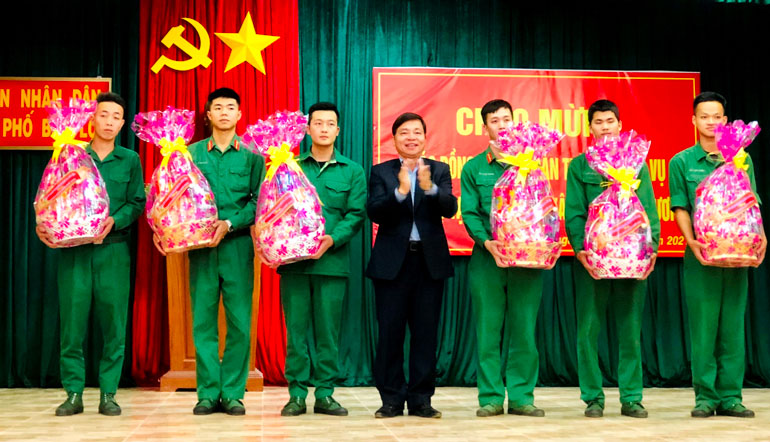Đồng chí Nguyễn Văn Triệu – Bí thư Thành ủy Bảo Lộc tặng quà các quân nhân