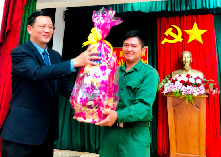 Ông Đoàn Kim Đình – Chủ tịch UBND TP Bảo Lộc tặng quà động viên các quân nhân