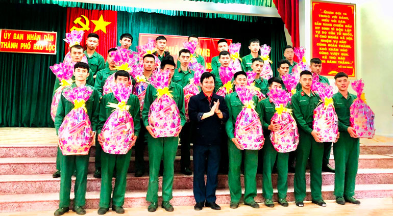 Lãnh đạo TP Bảo Lộc tặng quà động viên các quân nhân