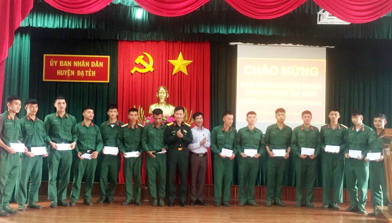 Lãnh đạo huyện Đạ Tẻh tặng quà động viên các quân nhân xuất ngũ trở về địa phương