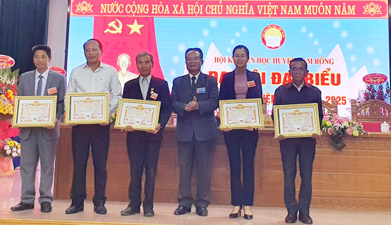 Hội Khuyến học tỉnh Lâm Đồng khen thưởng các tập thể, cá nhân có thành tích xuất sắc trong công tác khuyến học giai đoạn 2016- 2020