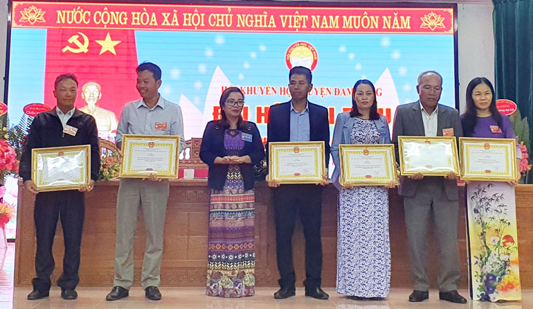 UBND huyện Đam Rông tặng giấy khen cho các tập thể, cá nhân có thành tích xuất sắc trong công tác khuyến học giai đoạn 2016- 2020