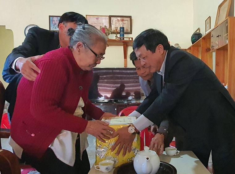 Ông Đoàn Văn Việt - Trưởng Đoàn Đại biểu Quốc hội đơn vị tỉnh Lâm Đồng trao quà cho bà con có hoàn cảnh khó khăn trên địa bàn huyện Đam Rông