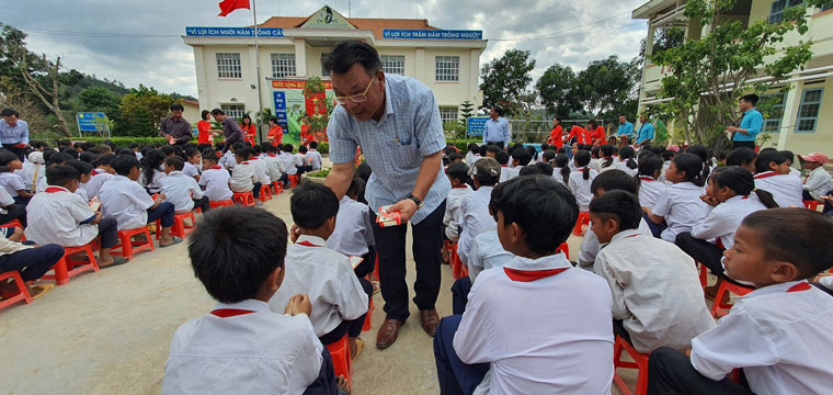 Ông Nguyễn Tạo – Phó Trưởng Đoàn Đại biểu Quốc hội đơn vị tỉnh Lâm Đồng trao quà cho các cháu học sinh Trường Tiểu học Đạ M’Rông