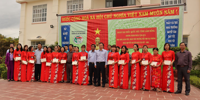 36 giáo viên, công nhân viên Trường Tiểu học Đạ M’Rông nhận quà tết từ Đoàn Đại biểu Quốc hội đơn vị tỉnh Lâm Đồng