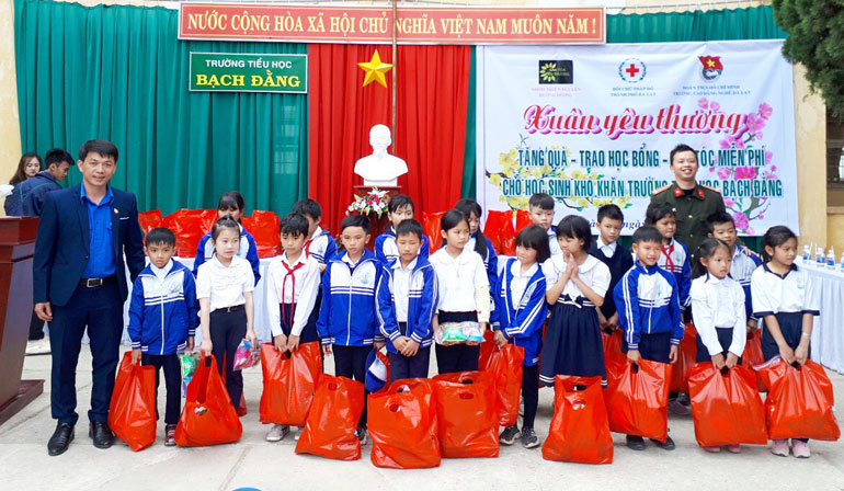 Chương trình Xuân yêu thương tặng quà, trao học bổng, hớt tóc miễn phí cho học sinh khó khăn ở vùng ven TP Đà Lạt