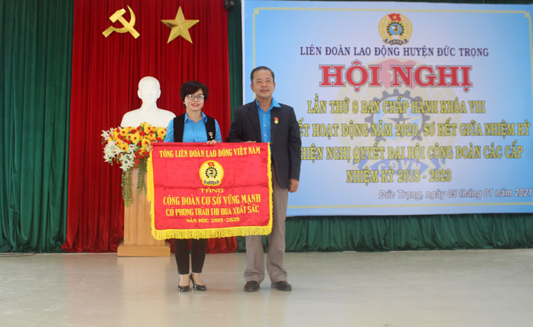 Đồng chí Hoàng Liên - Chủ tịch LĐLĐ tỉnh, trao cờ thi đua toàn diện của Tổng Liên đoàn Lao động Việt Nam cho Trường Tiểu học Nghĩa Hiệp - đơn vị có thành tích xuất sắc trong phong trào thi đua lao động giỏi, xây dựng tổ chức công đoàn vững mạnh năm học 2019-2020