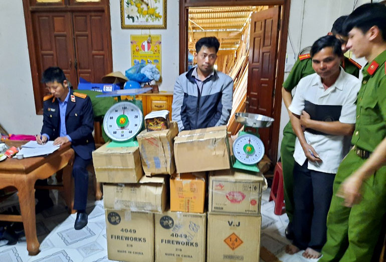 Công an huyện Bảo Lâm khám xét, phát hiện và thu giữ hơn 160 kg pháo các loại tại nhà riêng của Hoàng Văn Lâm