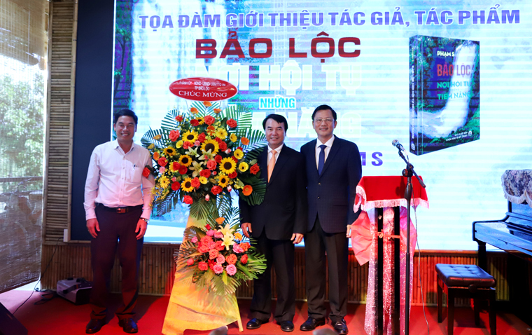 Lãnh đạo TP Bảo Lộc tặng hoa chúc mừng Tiến sĩ Phạm S