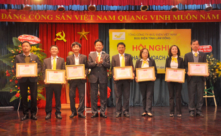Lãnh đạo Tổng cục Bưu điện Việt Nam tặng bằng khen cho các tập thể, cá nhân xuất sắc của Bưu điện Lâm Đồng trong năm 2020