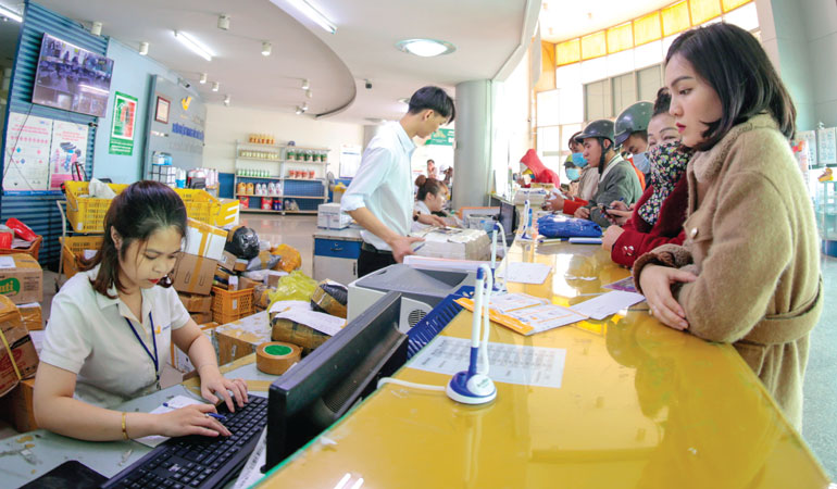 Người dân tới giao dịch tại Bưu điện Đà Lạt, trên đường Lê Đại Hành. Ảnh: Chính Thành