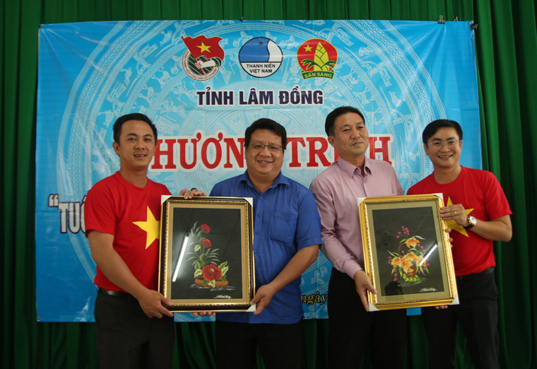  Anh Phan Đức Thái – Phó Bí thư Tỉnh Đoàn Lâm Đồng tặng quà lưu niệm cho các xã