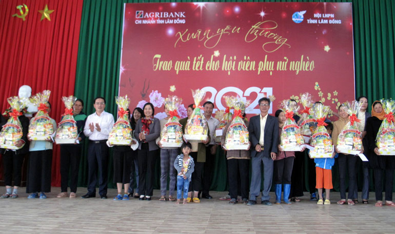 Trao quà cho phụ nữ khó khăn tại chương trình Xuân yêu thương tại xã Proh, huyện Đơn Dương