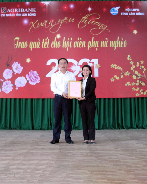 Bà Phan Thị Hoài Thanh - Chủ tịch Hội Phụ nữ Đơn Dương trao thư cảm ơn cho ông Nguyễn Trọng Thắng - Phó Giám đốc Agribank Lâm Đồng