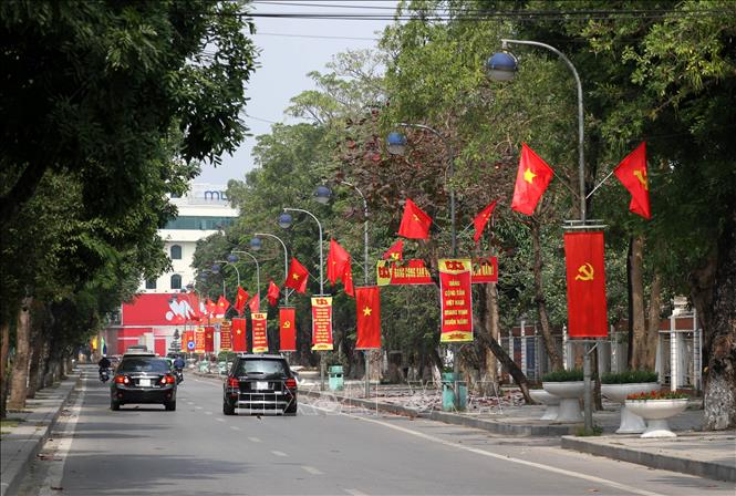 Cờ, panô, áp phích chào mừng Đại hội đại biểu toàn quốc lần thứ XIII của Đảng tại tỉnh Nghệ An