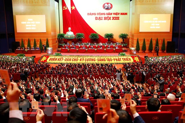 Các đại biểu dự Đại hội đai biểu toàn quốc lần thứ XIII của Đảng Cộng sản Việt Nam biểu quyết thông qua Chương trình phiên họp trù bị