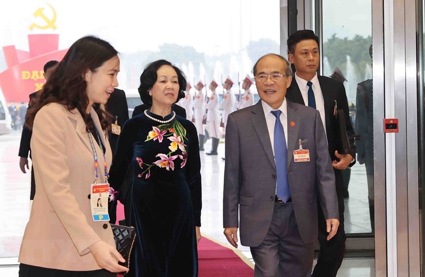 Nguyên Chủ tịch Quốc hội Nguyễn Sinh Hùng và bà Trương Thị Mai, Ủy viên Bộ Chính trị, Bí thư Trung ương Đảng, Trưởng ban Dân vận Trung ương, đến dự phiên khai mạc Đại hội. (Ảnh: TTXVN)