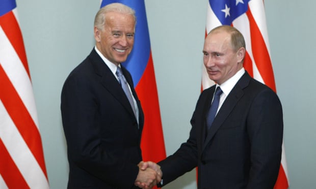 Ông Biden (trái) tại cuộc gặp với ông Putin hồi tháng 3 năm 2011
