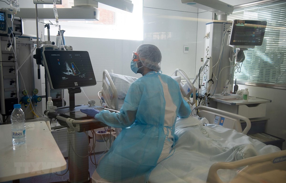 Nhân viên y tế điều trị cho bệnh nhân COVID-19 tại bệnh viện ở Barcelona, Tây Ban Nha, ngày 15/1/2021