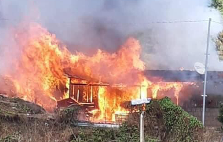 2 căn nhà bốc cháy được người dân quay lại