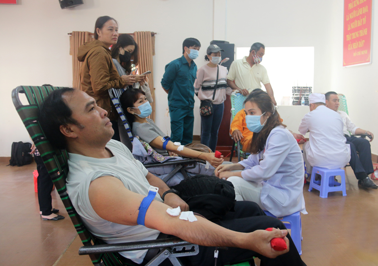 Cán bộ, tình nguyện viên và nhân dân thị trấn Di Linh tham gia hiến máu
