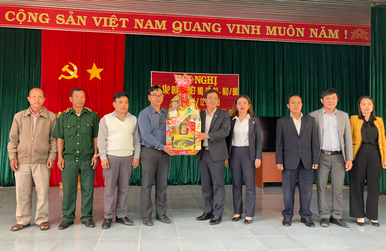 Lãnh đạo huyện Đam Rông tặng quà chúc tết các đảng ủy xã