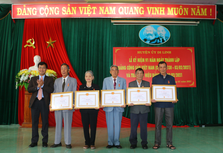Đồng chí Đinh Văn Tuấn - Bí thư Huyện ủy Di Linh trao Huy hiệu Đảng cho các đảng viên
