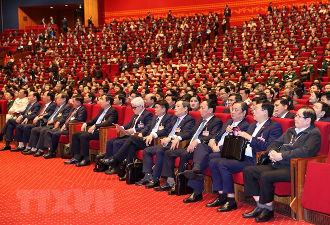Các đại biểu tham dự phiên thảo luận văn kiện Đại hội tại hội trường