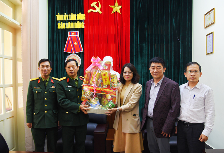 Đại tá Nguyễn Thạc Vinh - Chủ nhiệm Chính trị, Bộ Chỉ huy Quân sự tỉnh Lâm Đồng dẫn đầu đoàn thăm, chúc mừng Báo Lâm Đồng