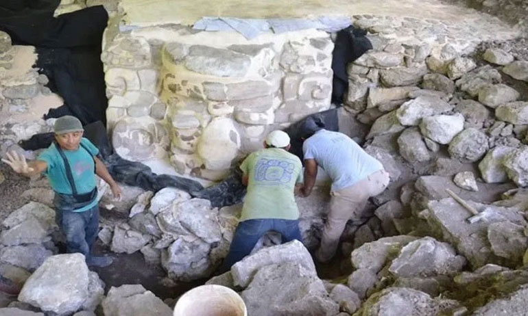 Khai quật được mặt nạ Maya cao bằng một người lớn