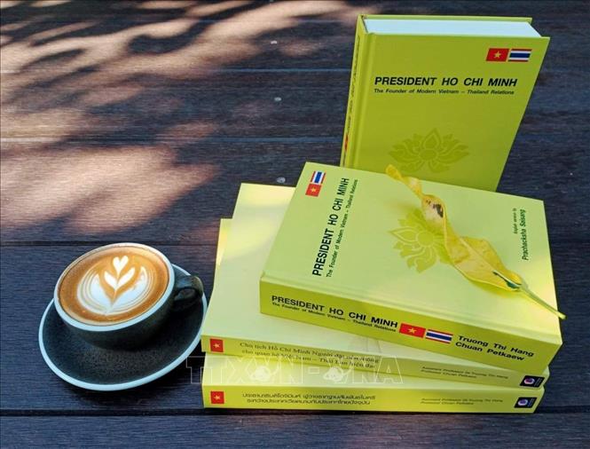Cuốn sách “Chủ tịch Hồ Chí Minh: Người đặt nền móng cho quan hệ Việt Nam-Thái Lan hiện đại” được phát hành bằng ba thứ tiếng Việt, Thái và Anh