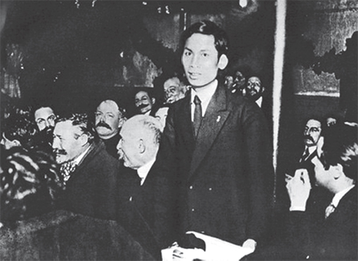 Nguyễn Ái Quốc tại Đại hội toàn quốc Đảng Xã hội Pháp ở thành phố Tua (nước Pháp), tháng 12-1920 (Ảnh tư liệu)