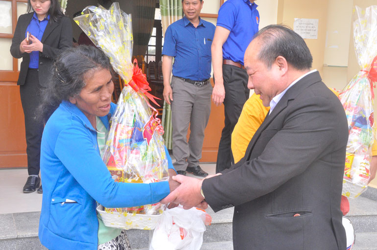 Đại diện Công đoàn Ngân hàng Agribank Lâm Đồng tặng quà tết cho người dân có hoàn cảnh khó khăn tại Xã Lát - huyện Lạc Dương