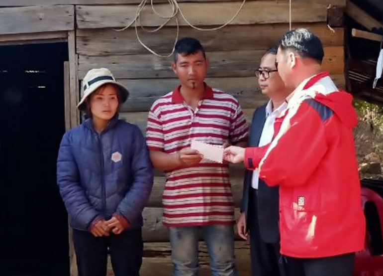 Ban Dân tộc tỉnh và Phòng Dân tộc huyện Đức Trọng, thăm hỏi, tặng quà các gia đình bị cháy nhà
