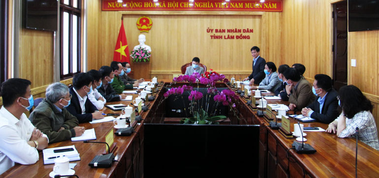 Giám đốc Sở Y tế Nguyễn Đức Thuận – Phó Thường trực Ban Chỉ đạo phòng chống dịch Covid-19 phát biểu tại cuộc họp 