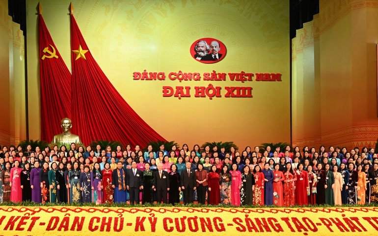 Các đồng chí lãnh đạo Đảng, Nhà nước chụp hình lưu niệm với các đại biểu nữ tham dự Đại hội