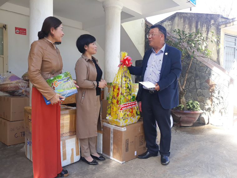 Đoàn ĐBQH đơn vị tỉnh Lâm Đồng thăm và chúc tết các đối tượng chính sách