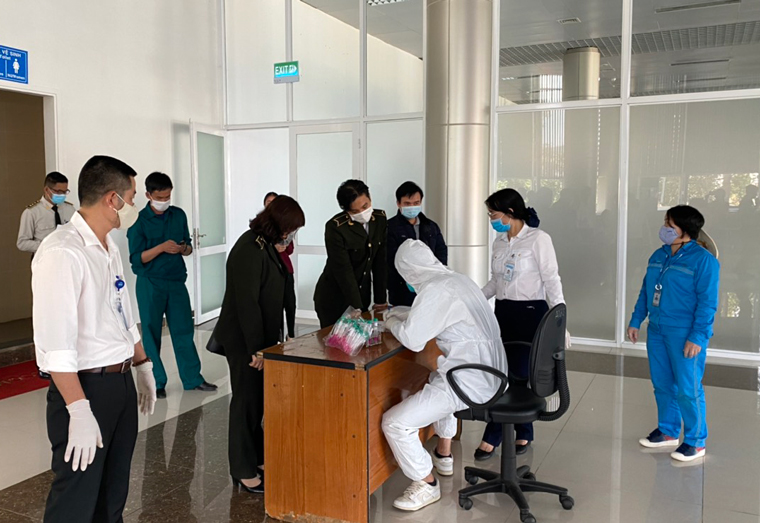 CDC Lâm Đồng lấy mẫu xét nghiệm toàn bộ nhân viên Cảng hàng không Liên Khương trong 2 ngày 2-3/2 để phòng dịch Covid-19