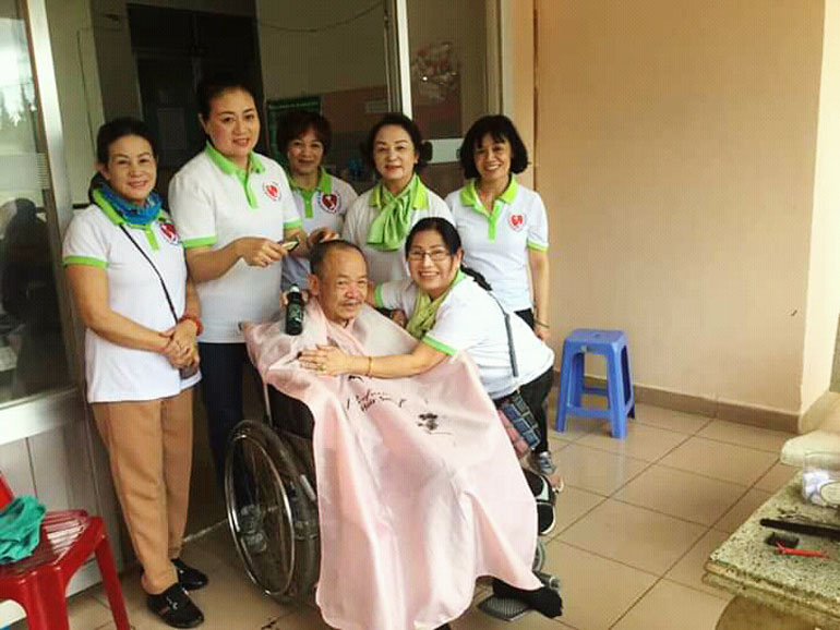 Hội viên Chi hội Ái Tâm thăm, tặng quà và hớt tóc cho bệnh nhân tại Bệnh viện Điều dưỡng Phục hồi chức năng tỉnh