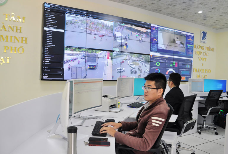 Kiểm soát giao thông qua hệ thống camera đường phố tại Trung tâm điều hành thành phố Đà Lạt