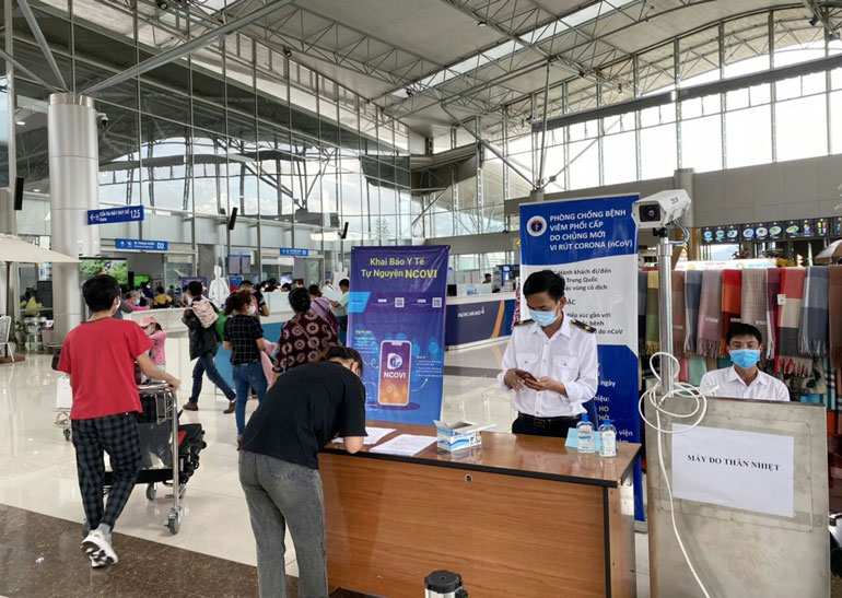 Hành khách khai báo y tế tại Cảng hàng không Liên Khương