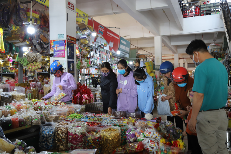 Phần lớn người dân đến mua sắm tại chợ trung Bảo Lộc đều tuân thủ đeo khẩu trang phòng dịch