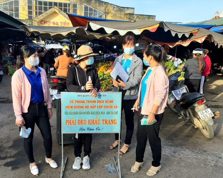 Huyện Đoàn Đạ Tẻh và Hội Phụ nữ huyện gắn biển yêu cầu người dân đeo khẩu trang khi vào chợ trung tâm Đạ Tẻh