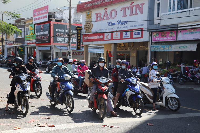 Người dân TP Bảo Lộc tuân thủ đeo khẩu trang khi ra ngoài 