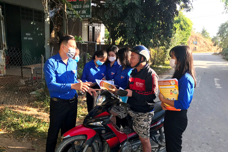 ĐVTN các địa phương trên địa bàn huyện Đạ Tẻh tuyên truyền các biện pháp phòng chống dịch Covid – 19 tới người dân