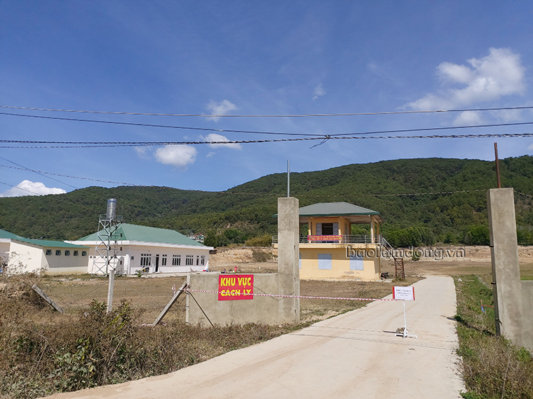 Khu cách ly tập trung nằm ở Trung tâm huấn luyện của Ban Chỉ huy Quân sự huyện Đơn Dương nằm ở khu vực cách xa khu dân cư