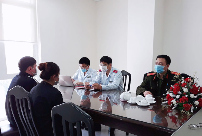 Thanh tra Sở Thông tin và Truyền thông tỉnh Lâm Đồng làm việc với người đăng lộ thông tin cá nhân người cách ly trên mạng xã hội