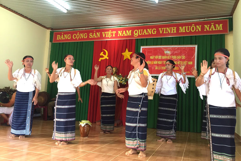 Phụ nữ Chu Ru tập luyện các điệu múa truyền thống để mừng Đảng, mừng xuân mới
