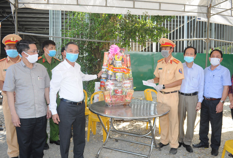 Chủ tịch UBND tỉnh Lâm Đồng Trần Văn Hiệp tặng quà cho lực lượng làm nhiệm vụ tại chốt kiểm soát phòng chống dịch, bệnh Covid-19 trên Quốc lộ 20